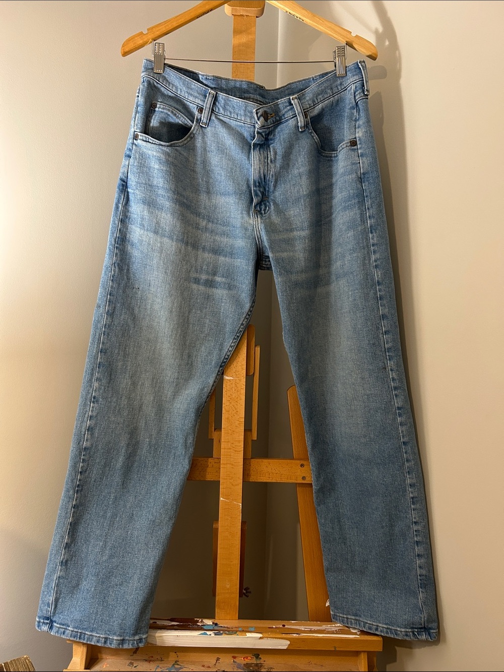 Wrangler Men's Straight Relaxed Fit Jeans in Light Blue Wash